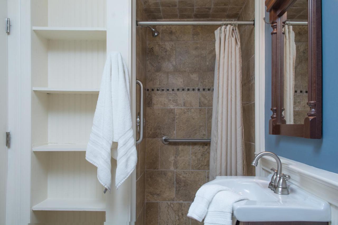 Jonathan Pitney House 3*